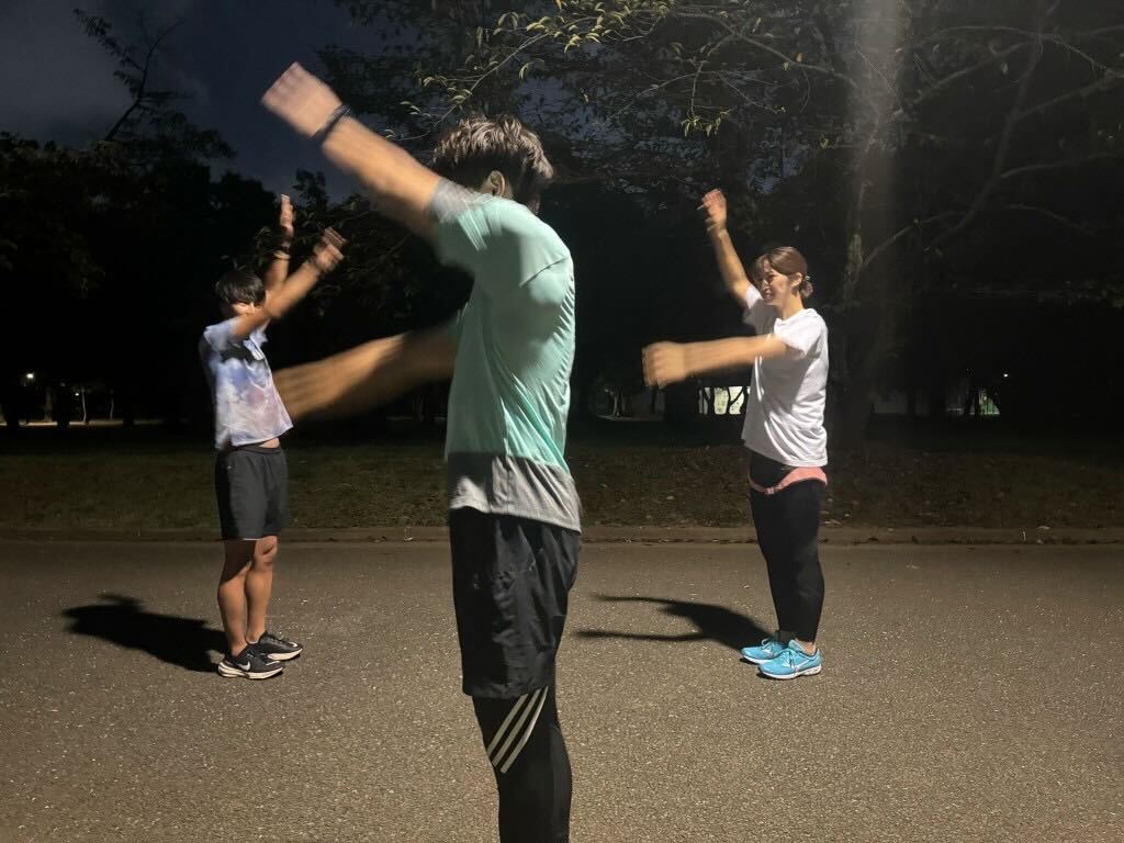 公園で並走する複数の市民ランナー。クラブチーム練習会のイメージ